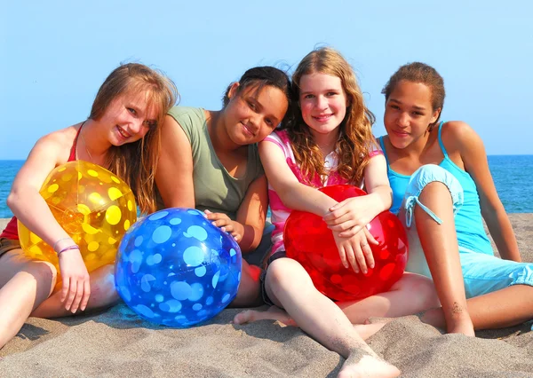 Négy lányok a strandon — Stock Fotó