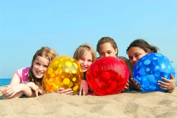 Portret Czterech Młodych Dziewcząt Kolorowe Piłki Plażowe — Zdjęcie stockowe