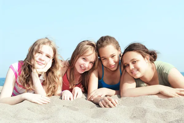 在海滩上的四个女孩 — 图库照片