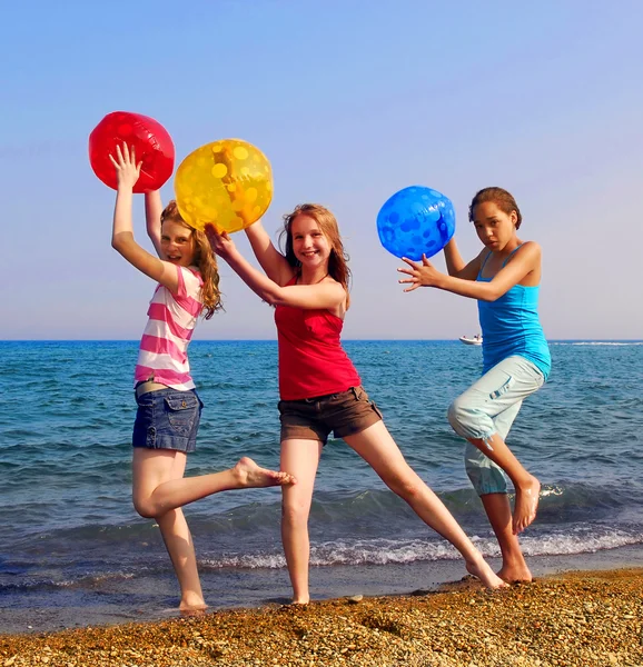 Trzy Dziewczyny Kolorowe Piłki Plażowe Spacery Nad Brzegiem Morza — Zdjęcie stockowe