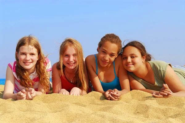 Дівчата на пляжі — стокове фото