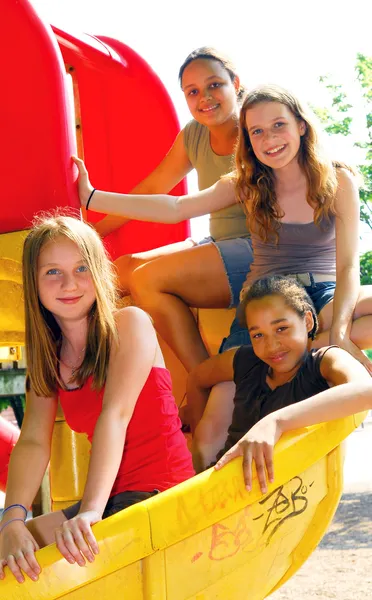 一群在学校操场上四个年轻女孩的肖像 — 图库照片