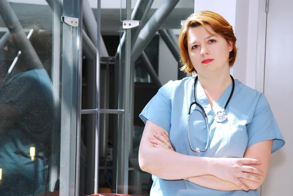 Портрет Медсестры Больнице Выглядящей Обеспокоенной — стоковое фото