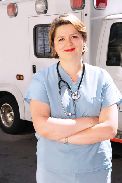 Γυναίκα Γιατρό Παραϊατρικό Μπροστά Από Ένα Ασθενοφόρο — Φωτογραφία Αρχείου