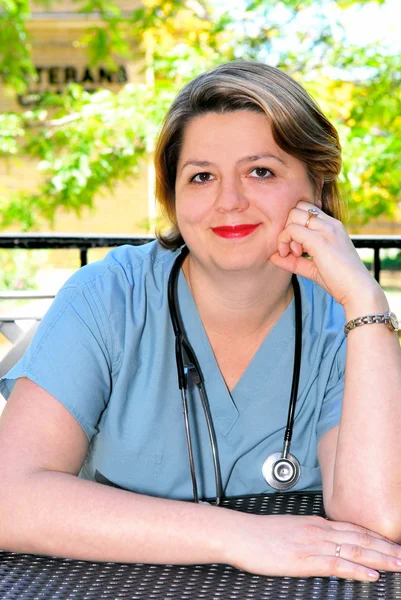 Πορτραίτο Γυναίκας Γιατρού Νοσοκόμας Που Κάνει Διάλειμμα Εξωτερικό Καφέ — Φωτογραφία Αρχείου