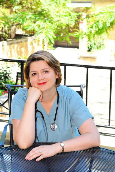 Πορτραίτο Γυναίκας Γιατρού Νοσοκόμας Που Κάνει Διάλειμμα Εξωτερικό Καφέ — Φωτογραφία Αρχείου