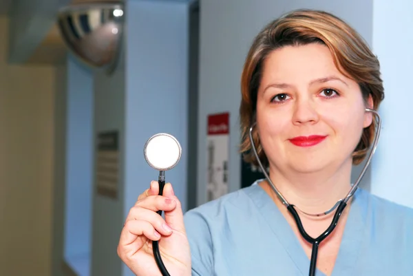 Portret Van Een Medische Arts Verpleegkundige Houden Een Stethoscoop — Stockfoto