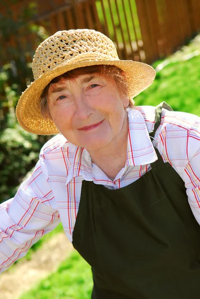 Porträtt Äldre Kvinna Trädgårdsskötsel Förkläde Och Hatt — Stockfoto
