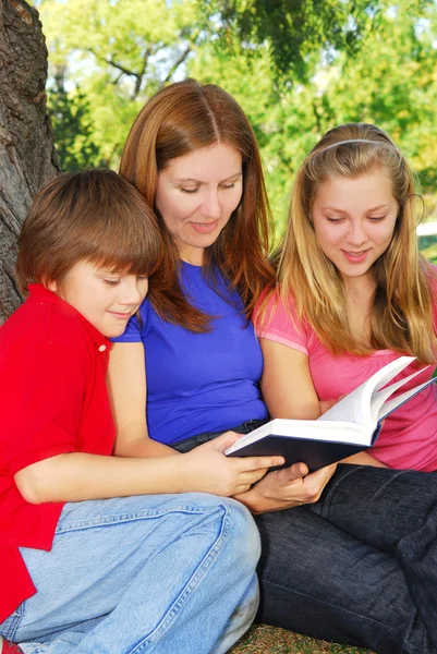 Familie liest ein Buch — Stockfoto