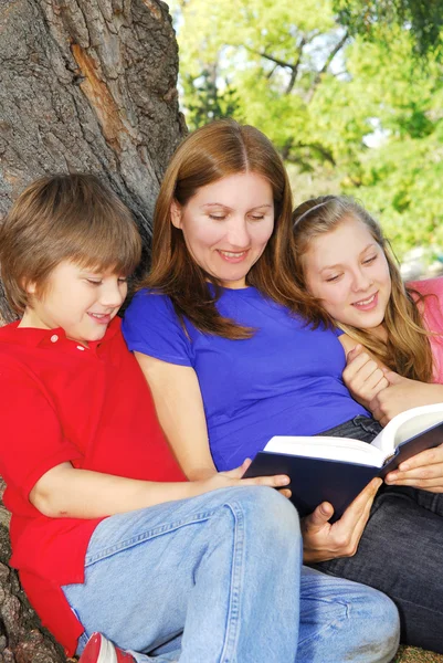 Family Mother Children Reading Book Tree Summer Park — Stock Photo, Image