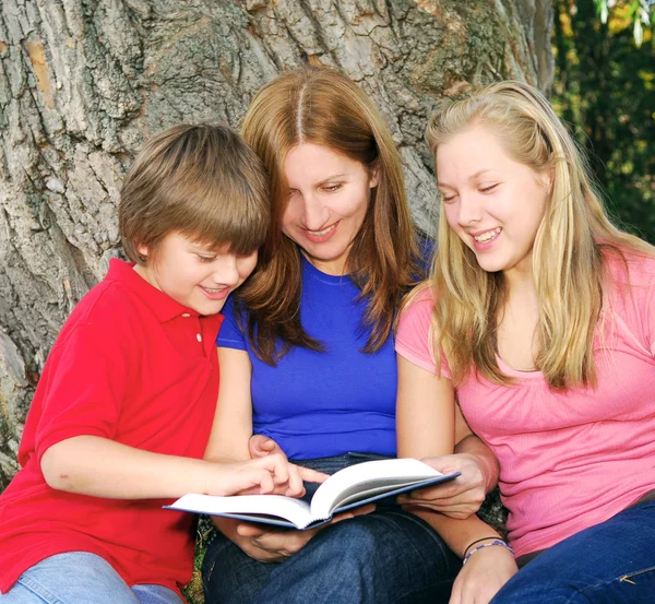 가족이 책을 읽는 모습 — 스톡 사진