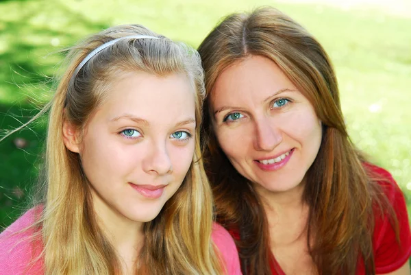 微笑母亲和十几岁的女儿在夏天公园的肖像 — 图库照片