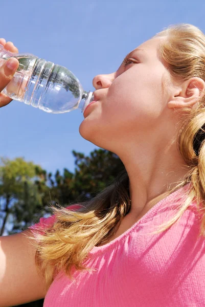 Jong Meisje Drinkwater Uit Een Plastic Fles Buiten — Stockfoto