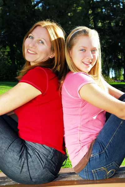Moeder en tiener dochter — Stockfoto