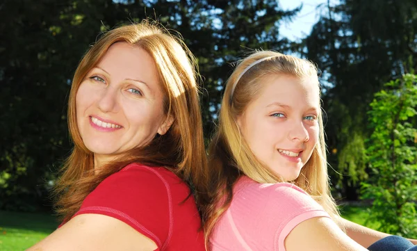 夏の公園で母と娘笑顔の肖像画 — ストック写真