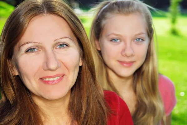 微笑家庭的母亲和她十几岁的女儿的肖像 — 图库照片