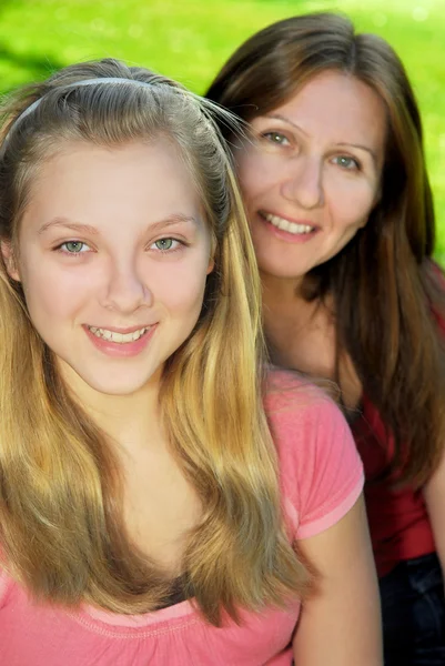 Portrait Smiling Family Mother Her Teenage Daughter — Stock Photo, Image