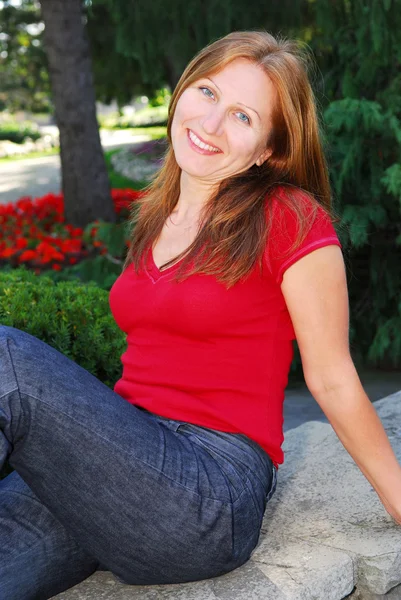 Glimlachend Aantrekkelijke Volwassen Vrouw Ontspannen Zomer Park — Stockfoto