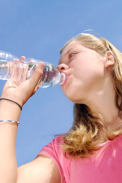 Молодая девушка пьет воду — стоковое фото