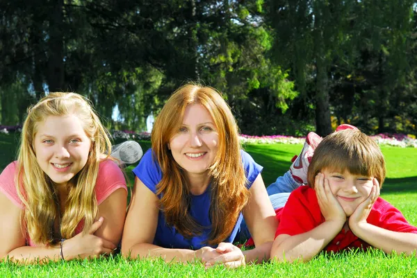 Retrato Una Madre Con Sus Hijos Tumbados Césped Parque — Foto de Stock