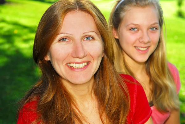母亲和女儿在夏天公园的肖像 — 图库照片
