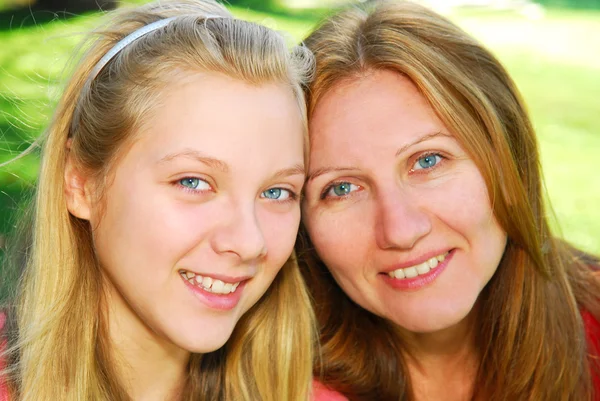 Porträt Von Mutter Und Tochter Sommerpark — Stockfoto