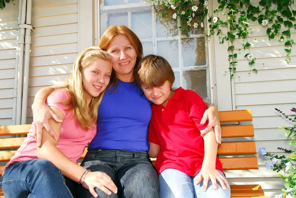 一个微笑的家庭 母亲和儿童 在房子前面的肖像 — 图库照片