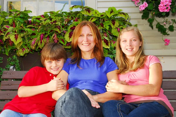 Retrato Una Familia Sonriente Madre Hijos Frente Casa —  Fotos de Stock
