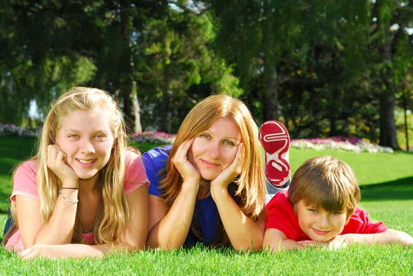 Familie ontspannen in een park — Stockfoto