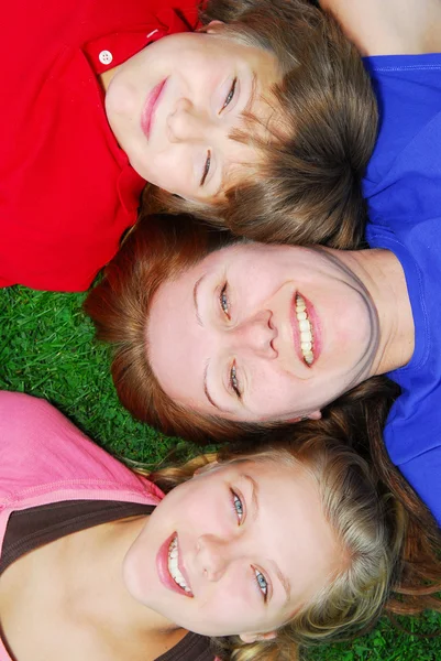 一家人 母亲和儿童 躺在公园的草地上的肖像 — 图库照片