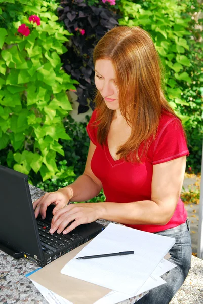 スモール ビジネス オーナー彼女のコンピューターで 自宅で働く女性 — ストック写真