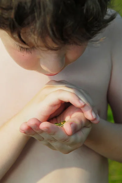 Αγόρι και βάτραχος — Φωτογραφία Αρχείου