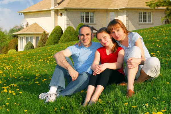 Familj i ett hus — Stockfoto
