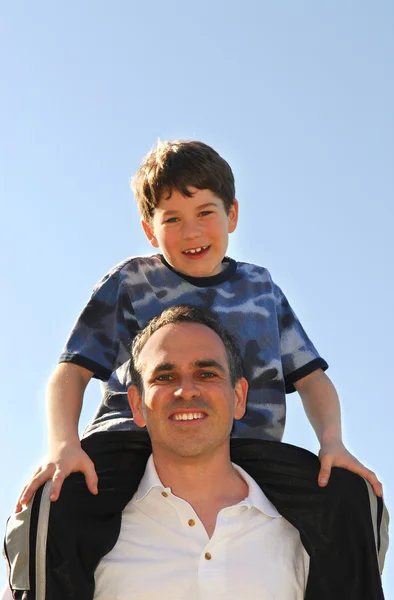 父と息子が演奏屋外の肖像画 — ストック写真