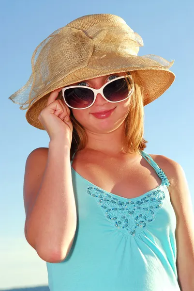 十几岁的女孩戴的帽子和太阳镜夏季海滩上 — 图库照片