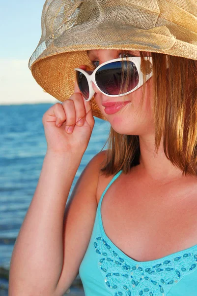 十几岁的女孩戴的帽子和太阳镜夏季海滩上 — 图库照片