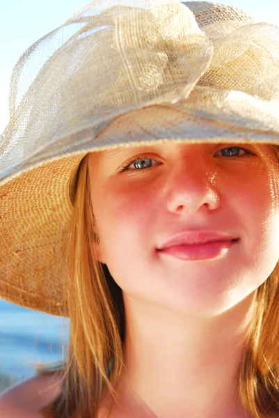 一名少女在海滩上戴一顶草帽的肖像 — 图库照片