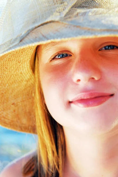 一名少女在海滩上戴一顶草帽的肖像 — 图库照片