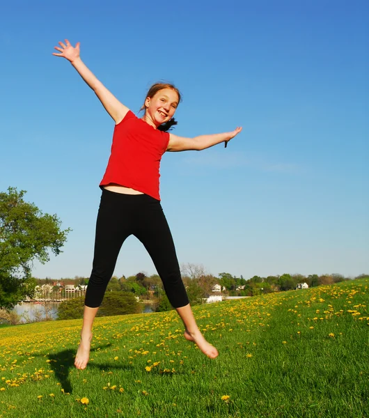 Mutlu Genç Kız Yaz Yeşil Alan Üzerinde Atlama — Stok fotoğraf