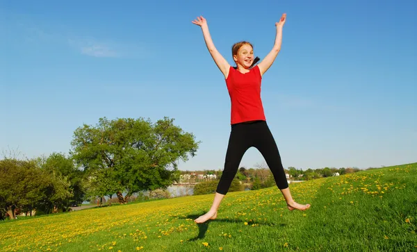 Mutlu Genç Kız Yaz Yeşil Alan Üzerinde Atlama — Stok fotoğraf