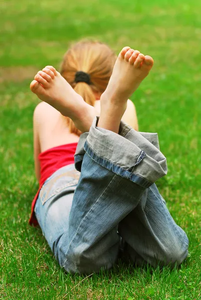 少女夏の公園の緑の草の本でリラックス — ストック写真