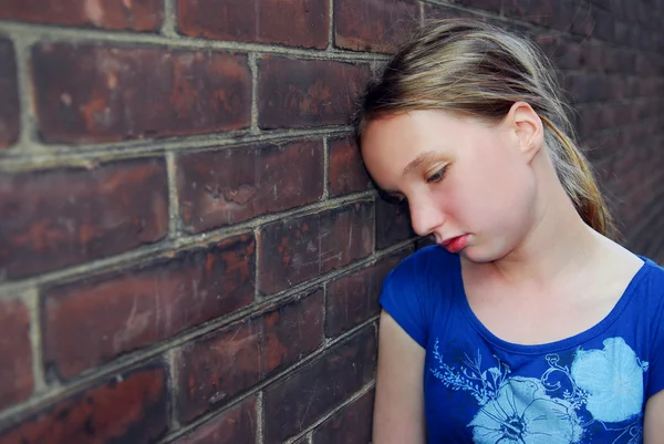 Νεαρό Κορίτσι Κοντά Τοίχο Από Τούβλα Ψάχνει Αναστατωμένος — Φωτογραφία Αρχείου