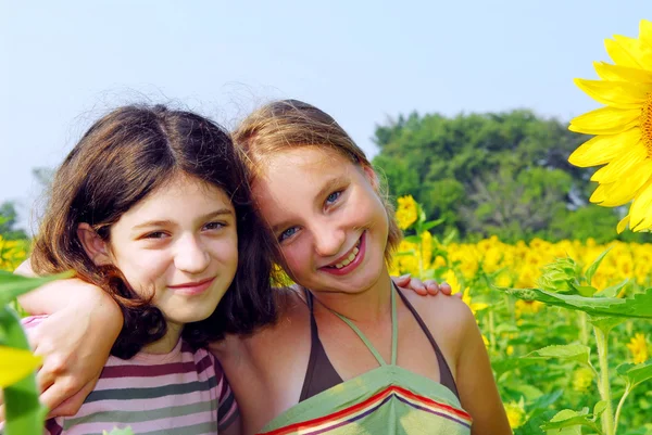 Porträt Zweier Junger Mädchen Einem Sonnenblumenfeld — Stockfoto