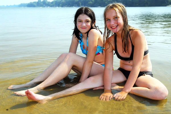 Dos chicas en el agua — Stockfoto