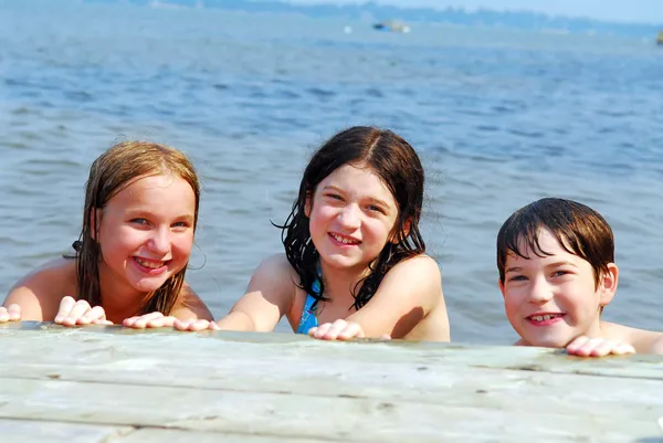 湖の子供たち — ストック写真