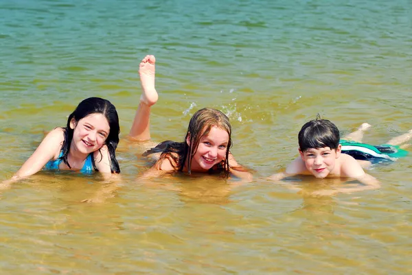 Niños en un lago —  Fotos de Stock