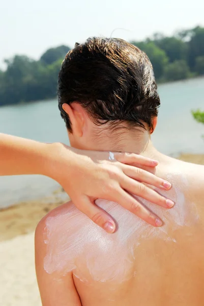 Děti Pomáhat Navzájem Použít Sunsceen Pláži — Stock fotografie