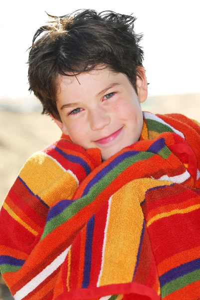 水泳の後のリラックスしたビーチ タオルに包まれた少年 — ストック写真