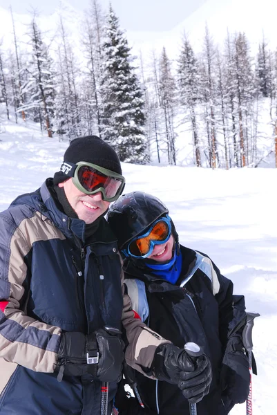 Семейный лыжный спорт — стоковое фото