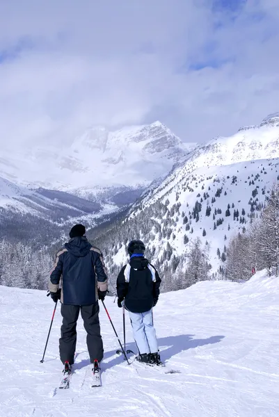 Padre Figlia Che Divertono Sciare Discesa Sulle Montagne Invernali — Foto Stock